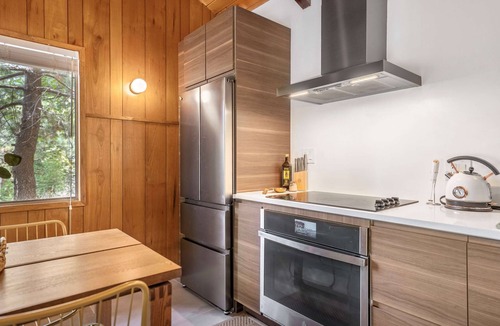 Crestline Cabin | Cozy Updated Cabin w/Views, Walk to Lake Gregory