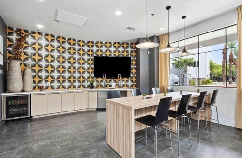 Glendale Sports and Entertainment District Apartment | CozySuites at Zone Westgate