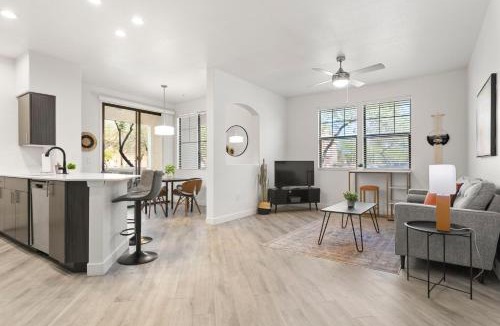 Glendale Sports and Entertainment District Apartment | CozySuites Glendale by the stadium with pool 17
