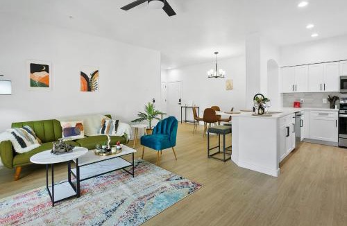 Glendale Sports and Entertainment District Apartment | CozySuites Glendale by the stadium with pool 03