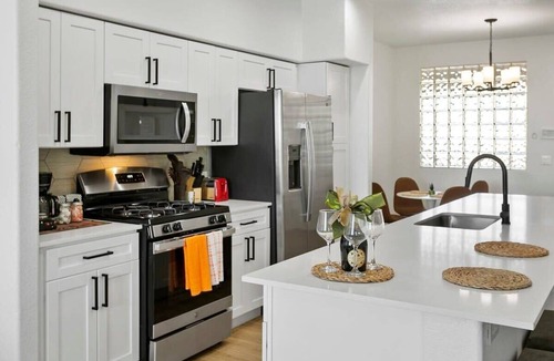 Glendale Sports and Entertainment District Apartment | CozySuites Glendale by the stadium with pool 09