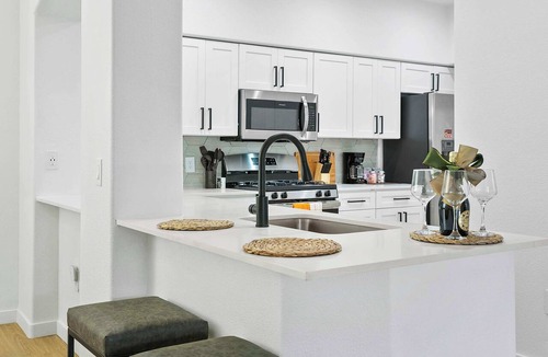 Glendale Sports and Entertainment District Apartment | CozySuites Glendale by the stadium with pool 04