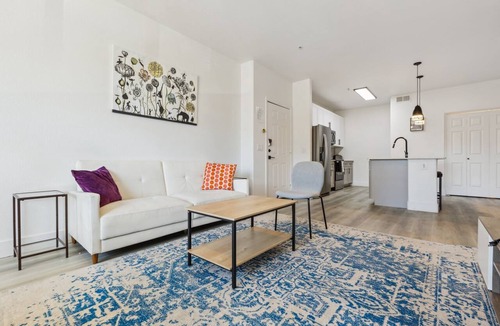 Glendale Sports and Entertainment District Apartment | CozySuites Glendale - Westgate with pool! 04