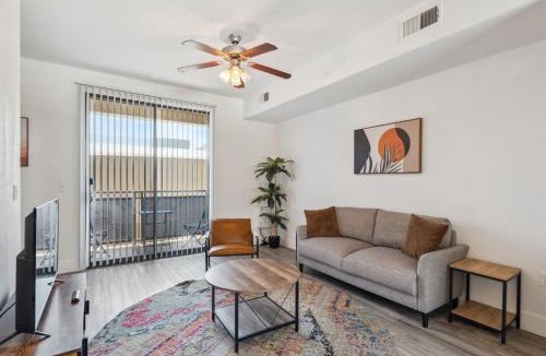 Glendale Sports and Entertainment District Apartment | CozySuites Glendale - Westgate w pool 13