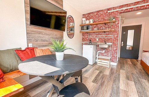 Downtown Squamish Hotel | Crash Hotel Squamish