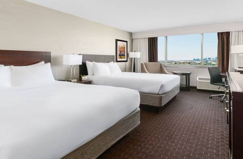 Phoenix Hotel | Crowne Plaza Phoenix Airport, Standard 2 Queens, Free Shuttle & Dog-friendly