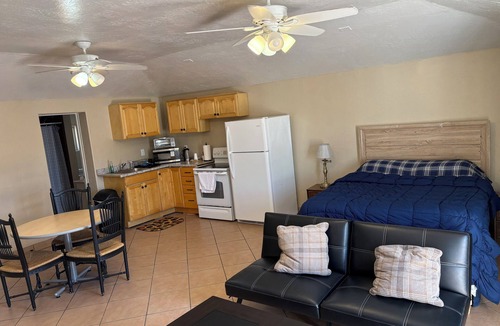 F. Q. Story Apartment | CRYSTAL POOL STUDIO KITCHEN SWIMMING WALK DOWNTOWN STADIUMS CONVENTION CTR ARTS
