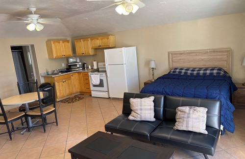 F. Q. Story Apartment | CRYSTAL POOL STUDIO KITCHEN SWIMMING WALK DOWNTOWN STADIUMS CONVENTION CTR ARTS