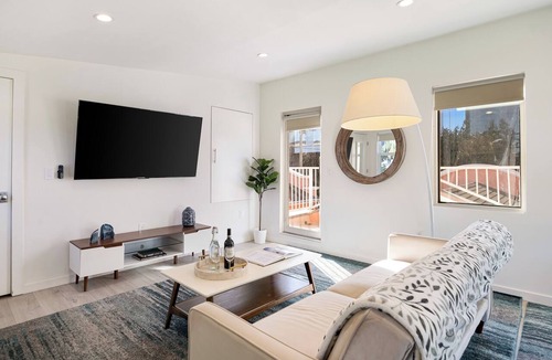 Hollywood Hotel | Day Dreams by AvantStay | Modern Loft w/Views of Hollywood Sign | A+ Location