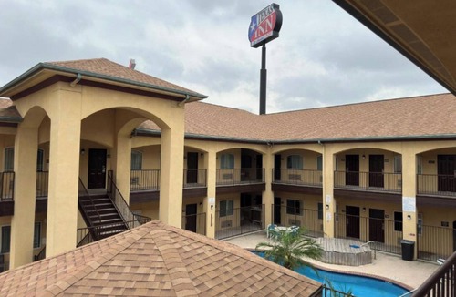 Edinburg Apartment | Deluxe King Room