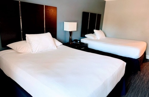 Old Towne Hotel | Deluxe Two Queen Room with Balcony, Free Breakfast and Parking Near the Pier