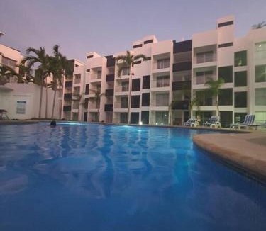 Manzanillo Apartment | Departamento en planta baja, frente a la alberca y terraza, aire acondicionado total y WIFI