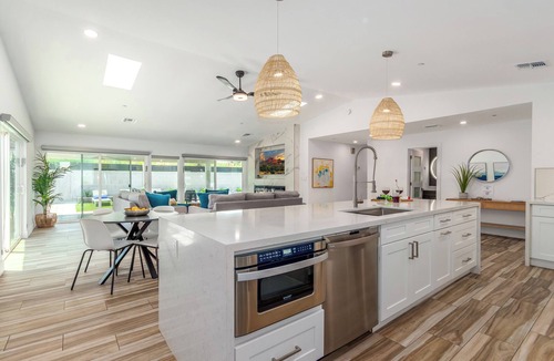 Casa Del Mar Cottage | Desert Daze - Sparkling Pool - Mins to Old Town