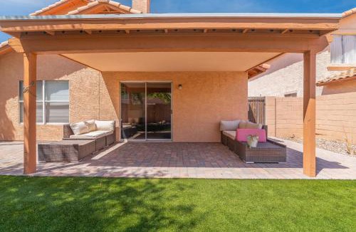 Mirage House | Desert Getaway Mountain Views and Backyard Lounge