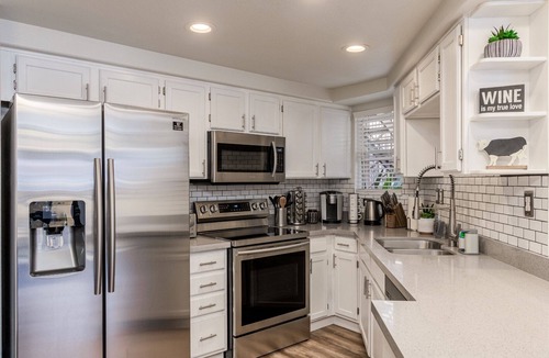 North Mountain Condo | Desert retreat gated, 3 pools, King beds, cable, WiFi, free parking, PAC MAN