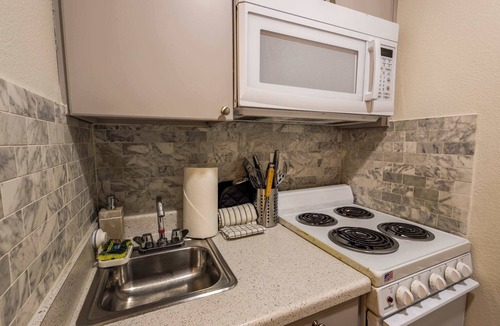 Tolleson Apartment | Desert Studio | Fast WiFi, Gym & Kitchen
