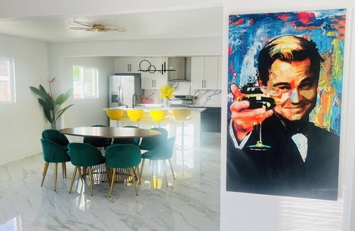 Townsite House | Designer 5BR Villa Near Strip, Neon Vibes & HotTub
