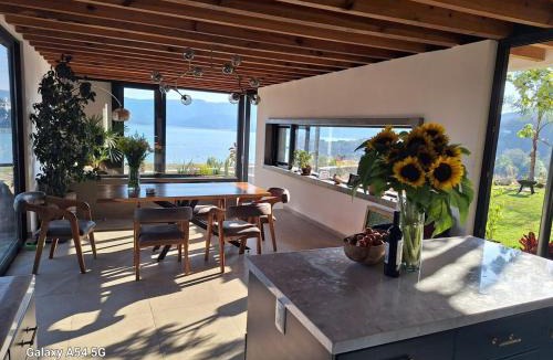 El Santuario Villa | Designer Home with Jacuzzi Spectacular Lake Views