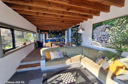 El Santuario Villa | Designer Home with Jacuzzi Spectacular Lake Views