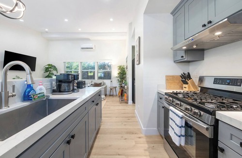 Mid Central House | Designer House in Pasadena with Outdoor Kitchen & King Bed & AC