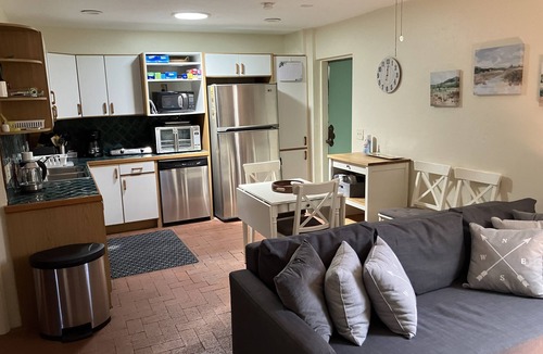 Sam Hughes House | Detached 1BR Guest House, near UA, private patio and 2-person jacuzzi.