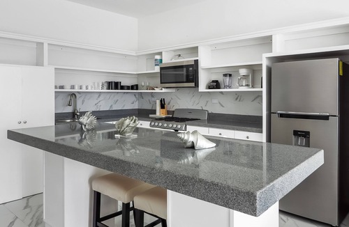 La Paloma House | Dog-friendly home 3 rows to beach with rooftop deck, pool, & kitchen