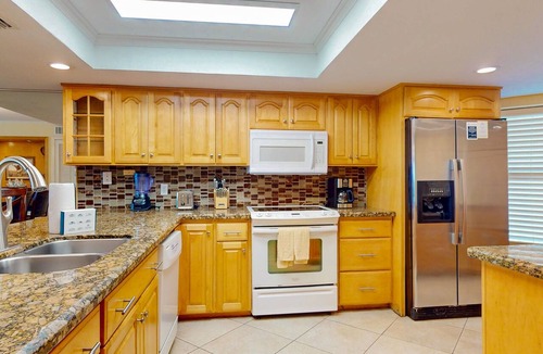 South Padre Island Condo | Dog-Friendly Beachfront Resort with Pools, Hot Tubs, and Tennis Courts