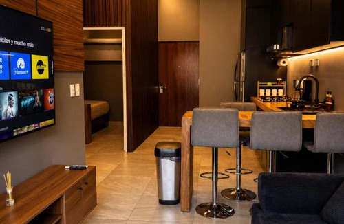 Monterrey House | Downtown - Luxury Urban Retreat - 6P Pool n views