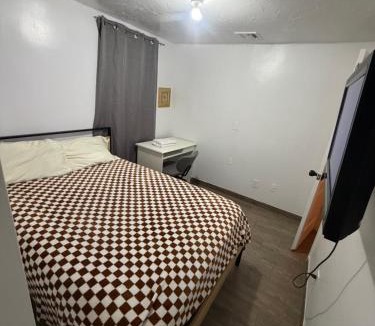 Garfield House | Downtown Taylor Room 5