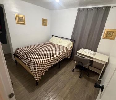 Garfield House | Downtown Taylor Room 5