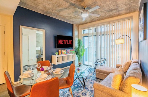 Evans Churchill Apartment | DT PHX Getaway with Balcony Pool Gym and WD
