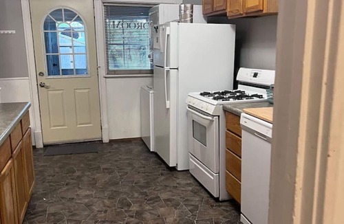 Superior House | Duluth Airshow weekend open! 3bd 1 bathroom.Dog friendly place! Fenced yard