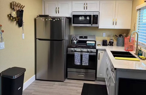 Hesperia House | Earthy Luxe Guesthouse-Fully Fenced- W/D in unit