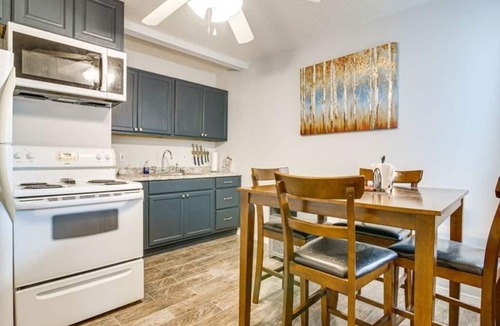 Laguna Vista House | Easy Coastal Lakeside Golf Retreat Pet-Friendly