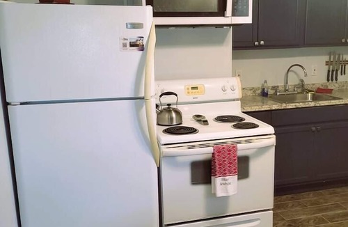 Laguna Vista House | Easy Coastal Lakeside Golf Retreat Pet-Friendly