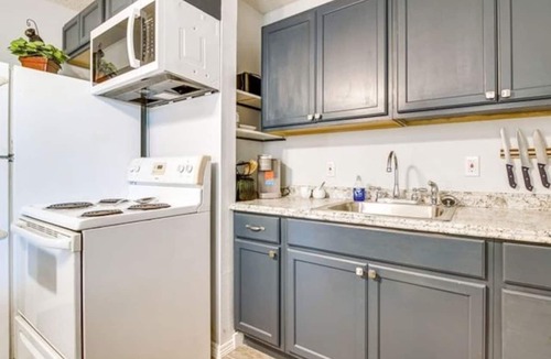Laguna Vista House | Easy Coastal Lakeside Golf Retreat Pet-Friendly