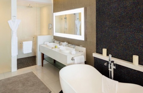 Cabo San Lucas Resort | Elegant 667 sq ft suite with ocean views, balcony, and luxury comforts. Los Cabo