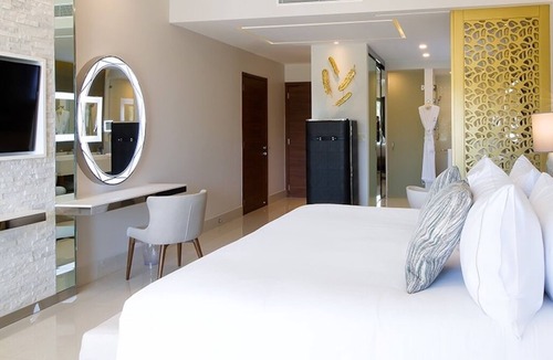 Cabo San Lucas Resort | Elegant 667 sq ft suite with ocean views, balcony, and luxury comforts. Los Cabo