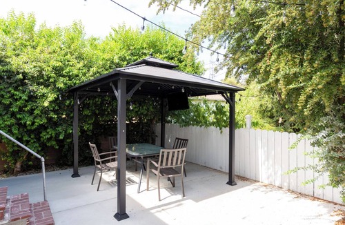 Burbank House | Elegant Burbank Beauty: Affordable Comfort Awaits