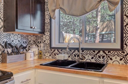 Pine Cabin | Elkchanted Inn Pine: Fully Fenced Backyard, Spacious Cabin in Woods w/King Bed