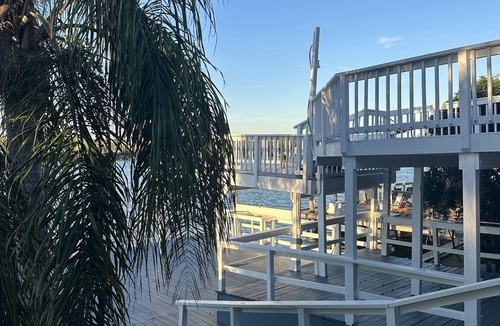 Arroyo City Cabin | EMMA’S COTTAGE; WATERFRONT FISHING PIER