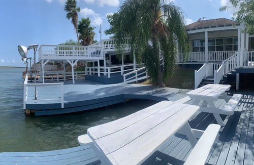 Arroyo City Cabin | EMMA’S COTTAGE; WATERFRONT FISHING PIER