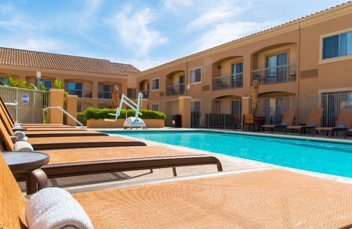 Camarillo Hotel | Enjoy a Hassle-Free Stay! Pet-Friendly, Close to Camarillo Ranch House