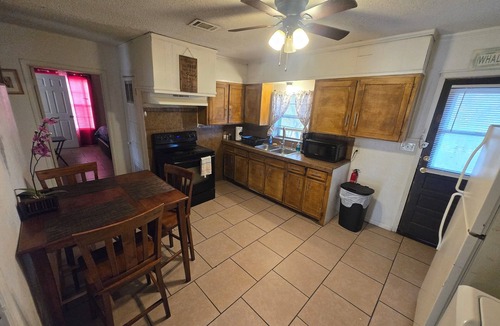Edinburg House | Entire 2-bedroom house in Downtown Edinburg