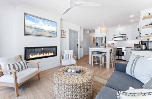Mission Beach House | Entire Upper Oceanfront Masterpiece with Rooftop, Hot Tub + Sauna