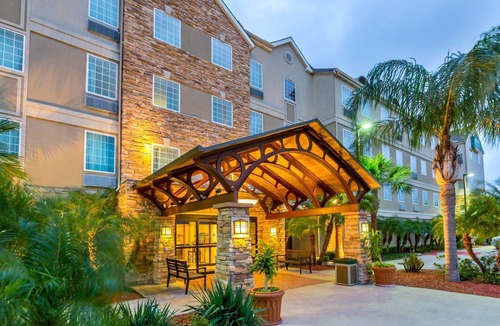 Brownsville Condo | Equipped King Suite | Free Daily Breakfast, Pool + Business Center