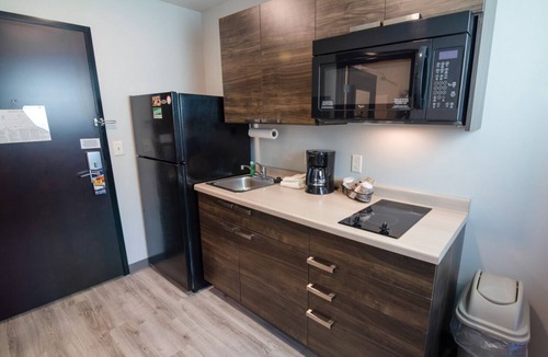 Sundance Hotel | Escape to Buckeye for a Pet-Friendly Getaway w/Free Parking & Kitchen