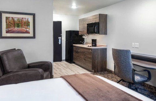 Sundance Hotel | Escape to Buckeye for a Pet-Friendly Getaway w/Free Parking & Kitchen