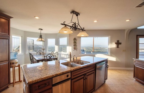 Temecula House | Exceptional city light views- 5 min to Old Town