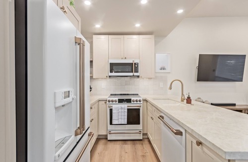 Arcadia Lite Condo | Exceptional community! Biltmore/Arcadia location. Impeccable! King Bed!